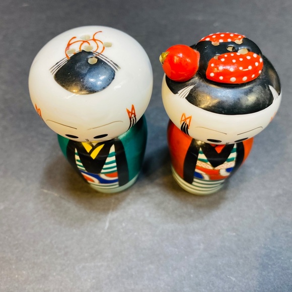 Vtg Geisha Salt Pepper Shakers Japan Handpainted Porcelain Corks In Place EUC - Picture 2 of 9